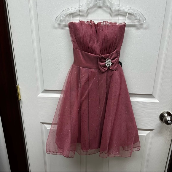 Elegant Pink Dress with Bow Accent - Picture 1 of 9